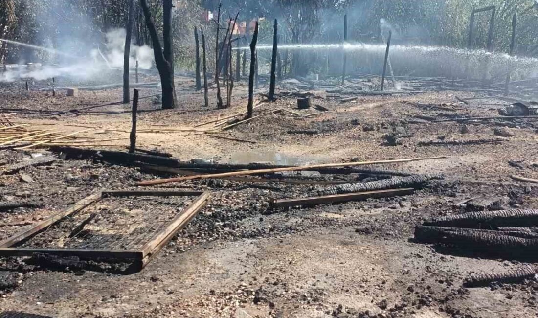 Adana’nın Karataş ilçesinde tarım işçilerinin kaldığı 4 çadırda yangın çıktı.