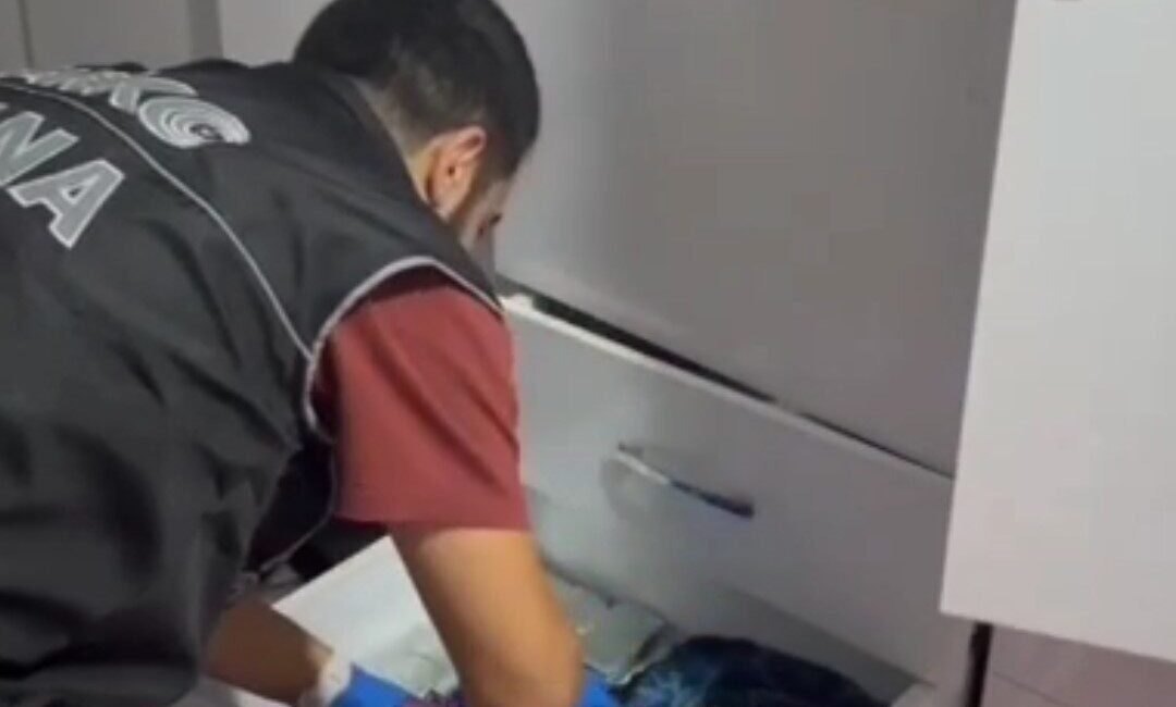 Adana’da polisin 74 bin uyuşturucu hap ile 1,5 kilo bonzai