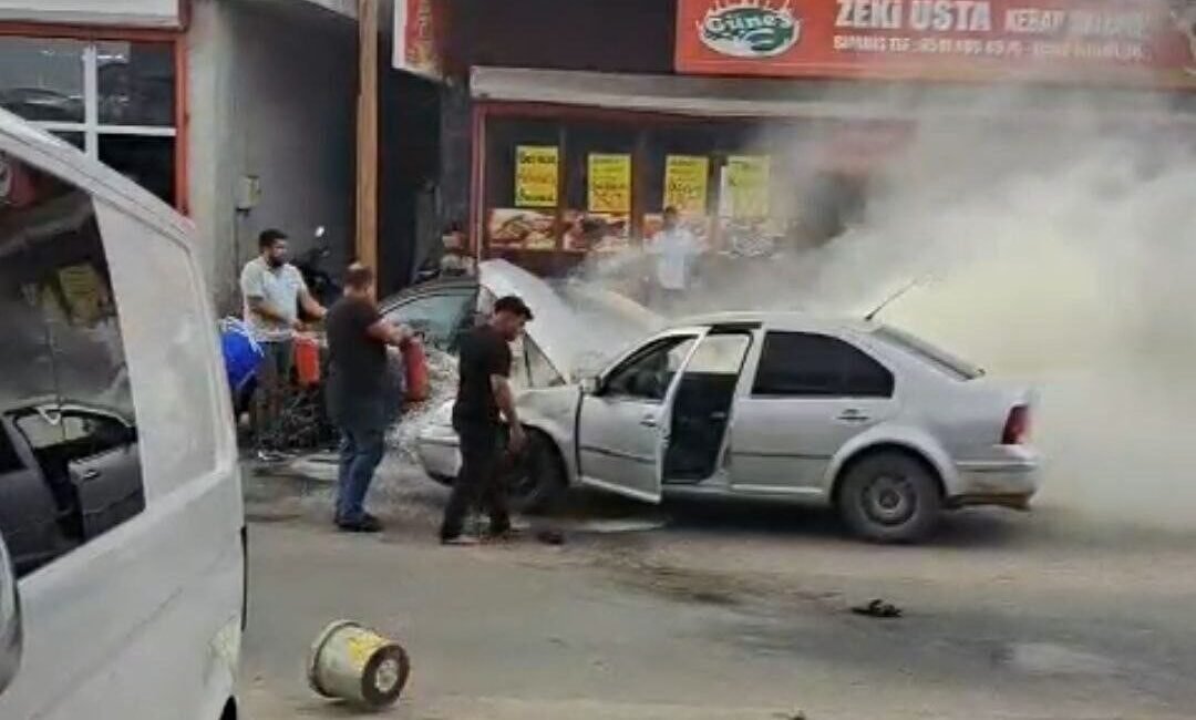 Adana’da hareket halindeyken yanmaya başlayan otomobili esnaf su ve yangın