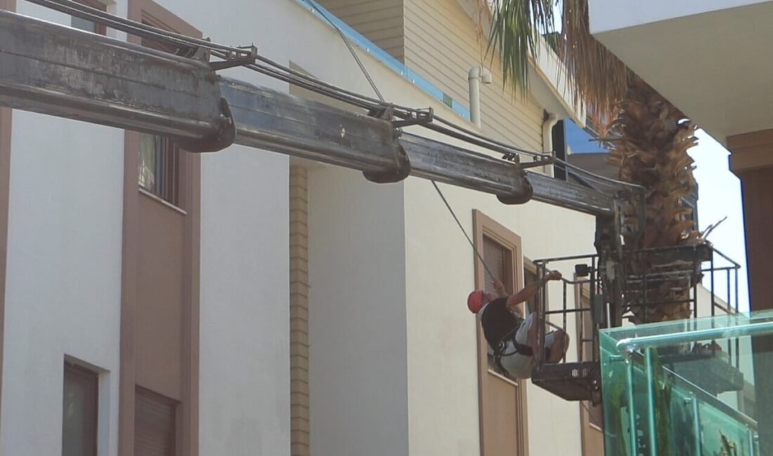 Antalya’da ağaç budaması için kiralanan ve hidroliği boşalan vinç yan