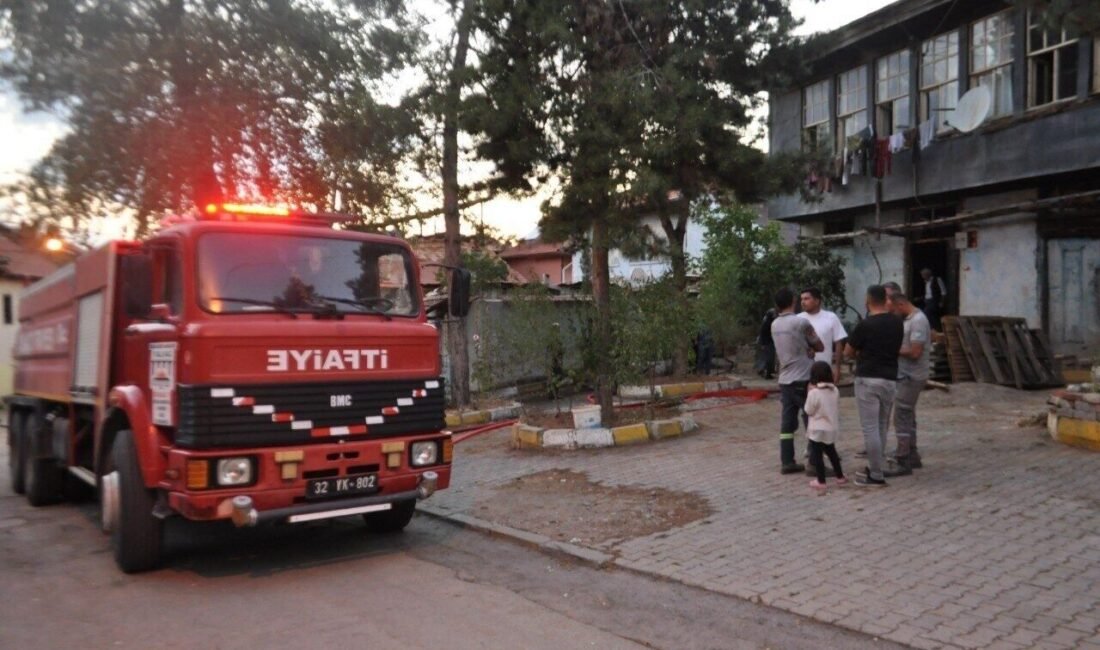 Isparta’nın Yalvaç ilçesinde iki katlı ahşap evde çıkan yangında alevlere