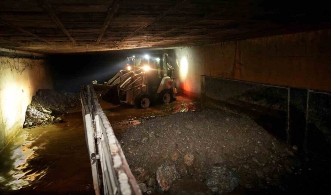 Alanya Belediyesi Fen İşleri Müdürlüğü ekipleri, olumsuz su taşkınlarının önüne
