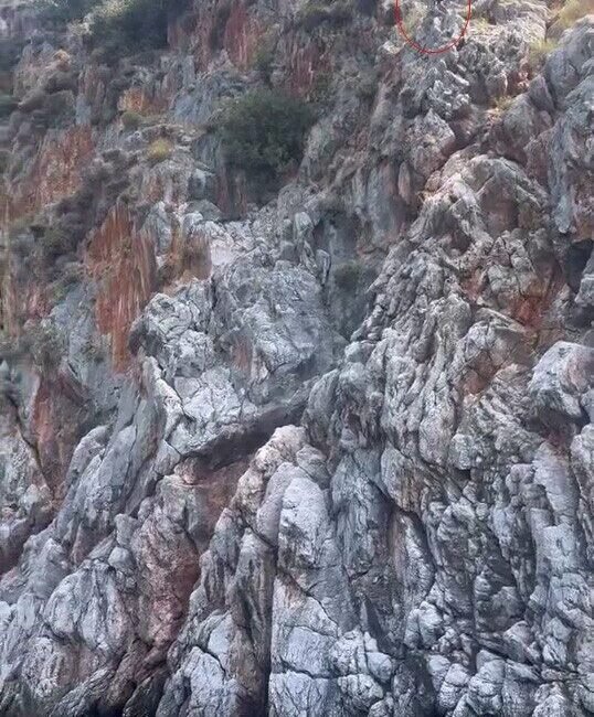 Antalya’nın Alanya ilçesinde, turistleri eğlendirmek amacıyla düzenlenen gösteride bir çalışan