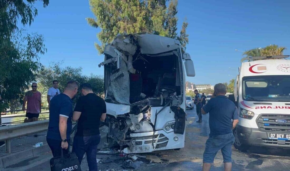 Antalya’nın Alanya ilçesinde tur midibüsü ile yolcu midibüsünün çarpışması sonucu