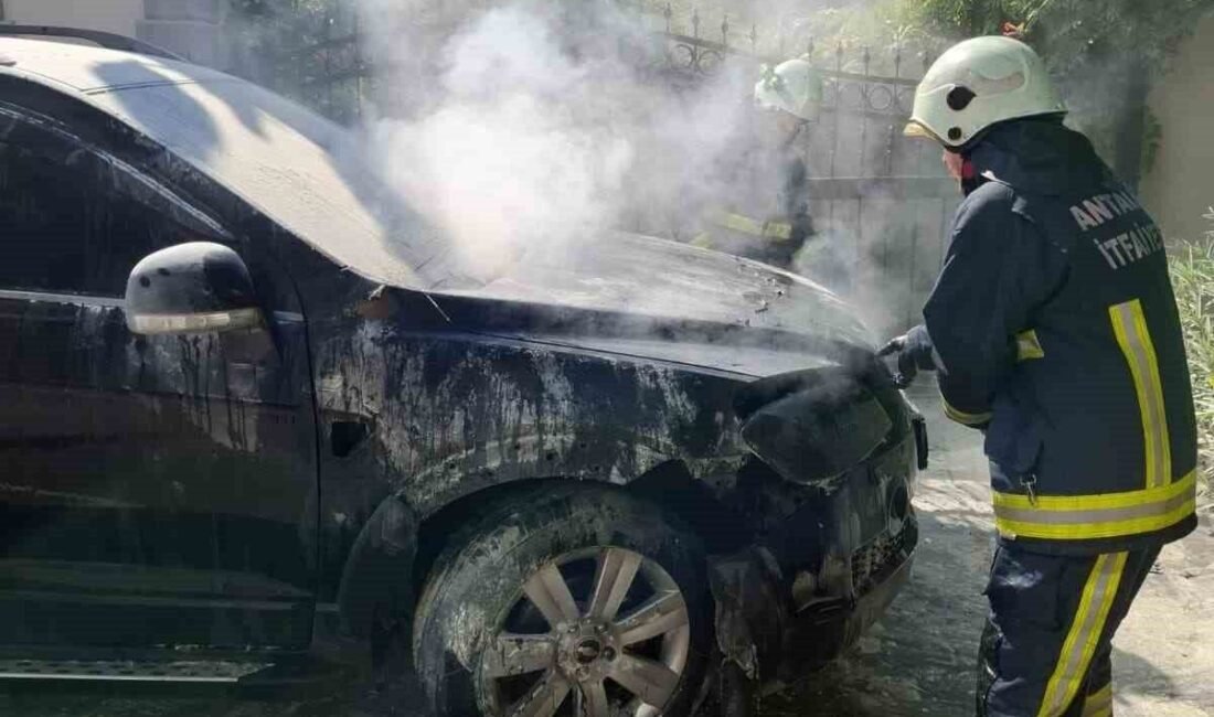 Antalya’nın Alanya ilçesinde park halindeki bir otomobilde çıkan yangında otomobilin