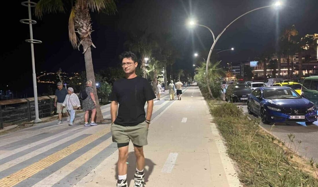 Antalya’nın Alanya ilçesinde gece saatlerinde sahilde yürüyüş yapan bir anne,