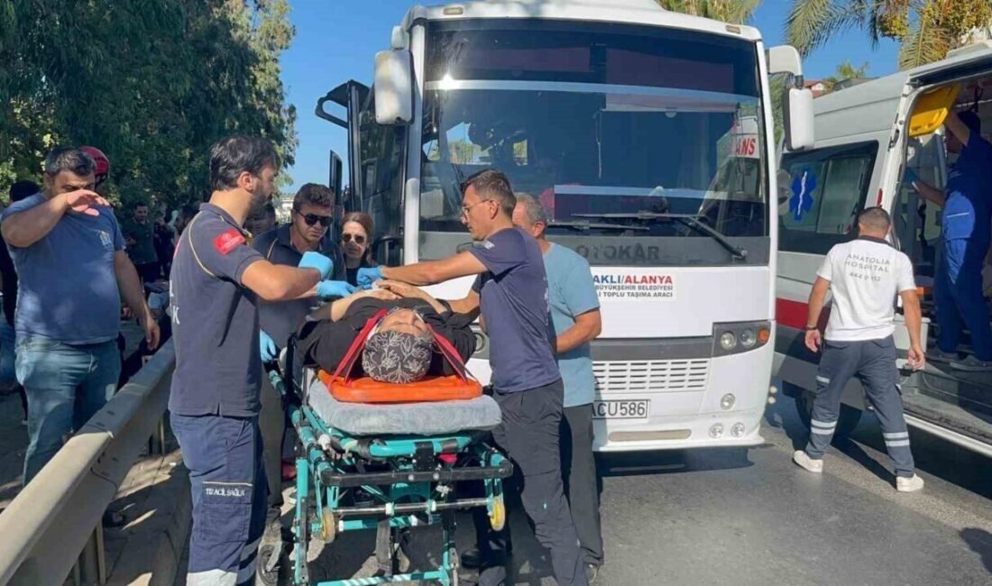 Antalya’nın Alanya ilçesinde özel tur otobüsüyle yolcu midibüsünün çarpışması sonucu