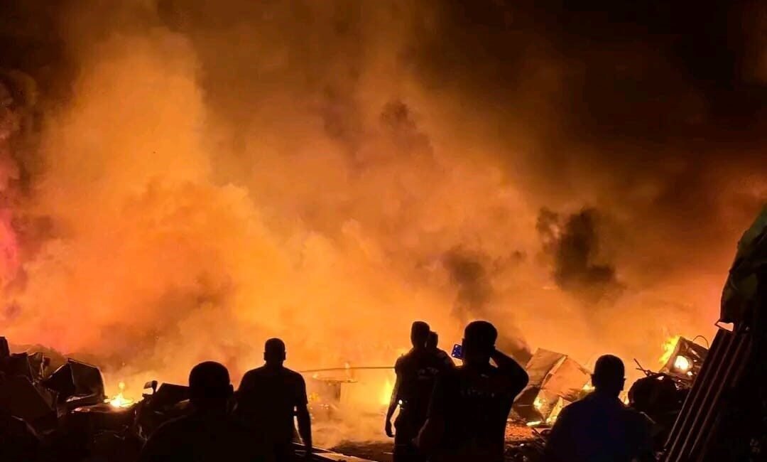 Hatay’ın Antakya ilçesinde alevlere teslim olan hurdalık alanda çıkan yangını