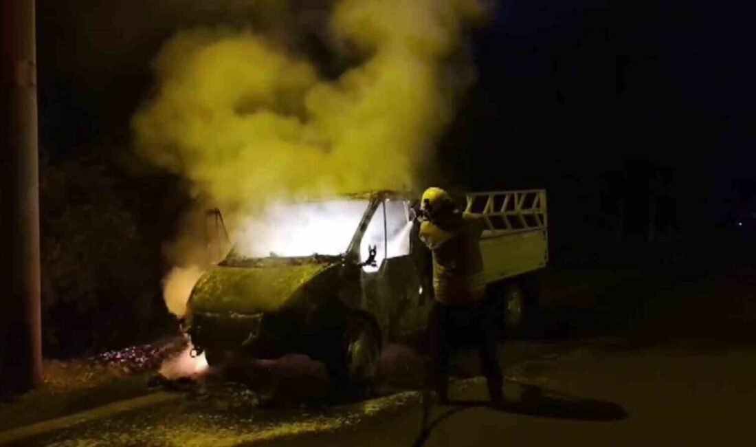 Hatay’da park halindeyken alevlere teslim olan kamyonet yanarak kullanılmaz hale