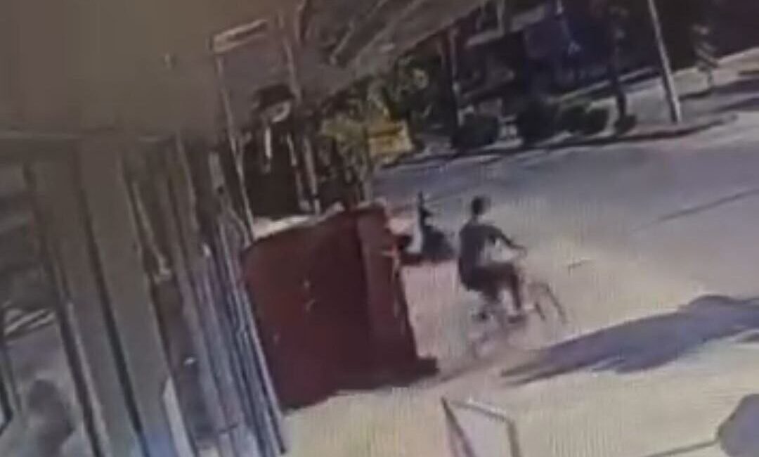 Adana’da alışverişe giden bir kişinin kaldırıma park ettiği bisikleti çalındı.