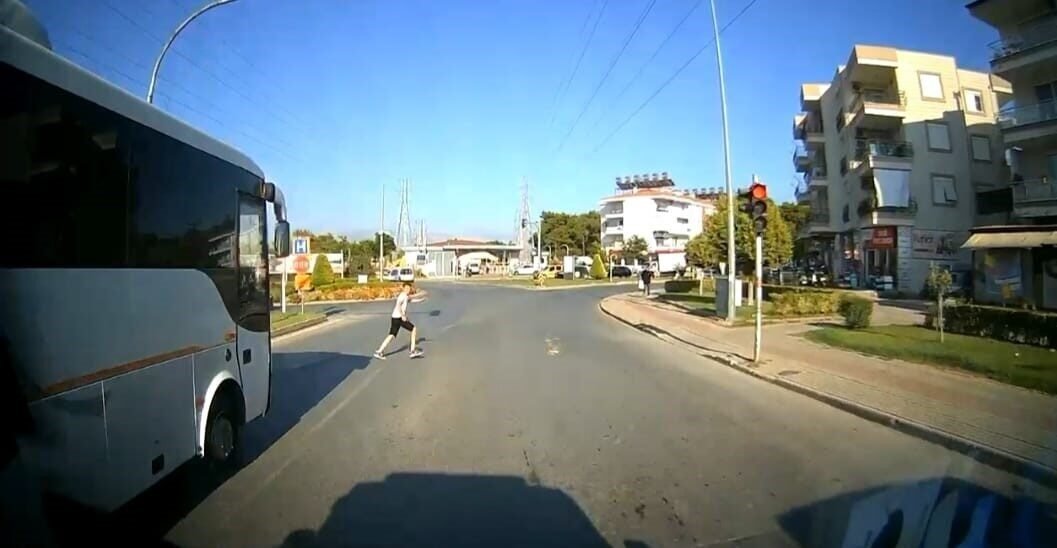 Antalya’nın Manavgat ilçesinde hasta taşıyan ambulansın şoförü, dikkati sayesinde 1