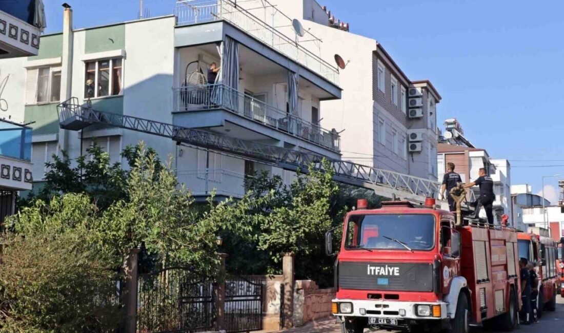 Antalya’da iki katlı evin üst katındaki dairede çıkan yangın, itfaiye