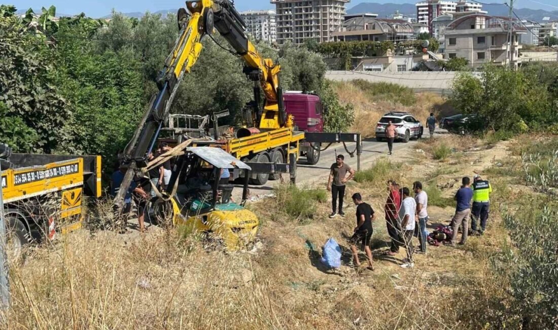 Antalya’nın Alanya ilçesinde şarampole devrilen forkliftin altında kalan sürücü yaşamını