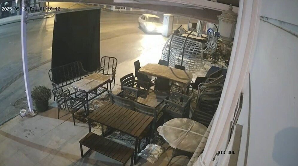 Antalya’nın Serik ilçesinde internet dağıtım panosuna çarpan otomobil, bir iş