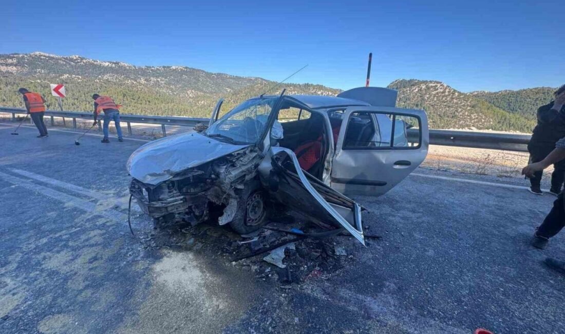 Antalya’da iki otomobilin çarpıştığı kazada 1’i ağır olmak üzere 4