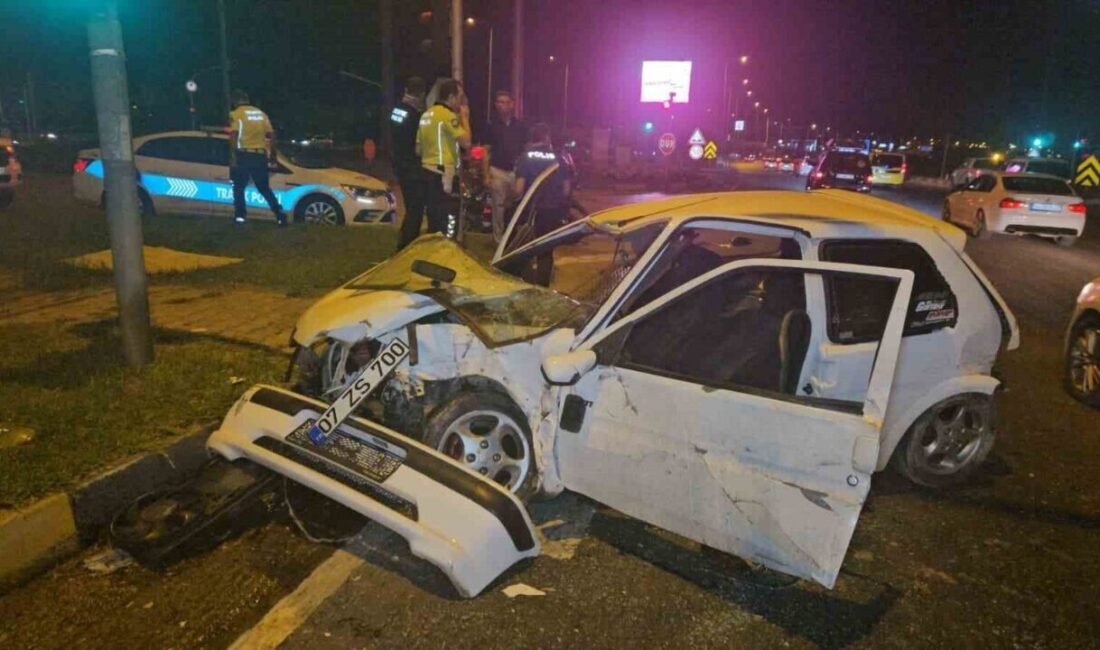 Antalya’da kırmızı ışıkta duran hafif ticari araca otomobilin çarpması sonucu