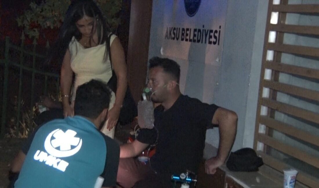 Antalya’nın Aksu ilçesinde yerleşim alanına yakın sazlık alanda çıkan yangın,