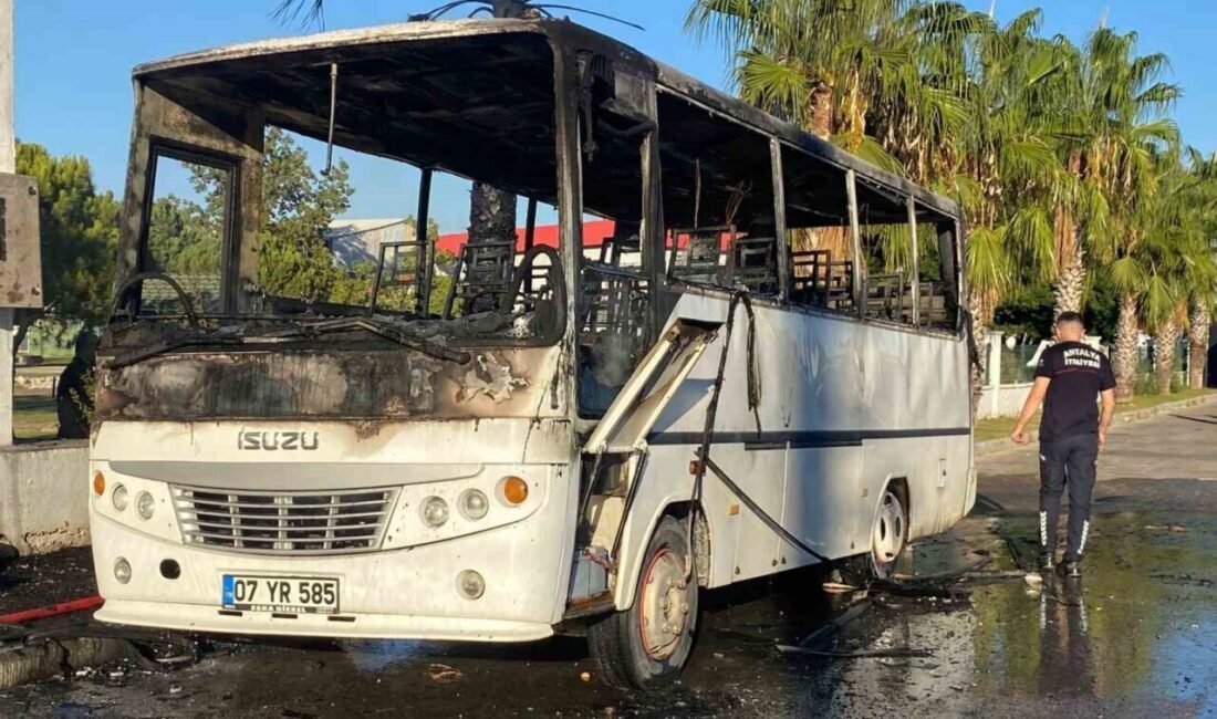 Antalya’nın Serik ilçesinde park halindeki midibüs alev alarak yandı. Yangın
