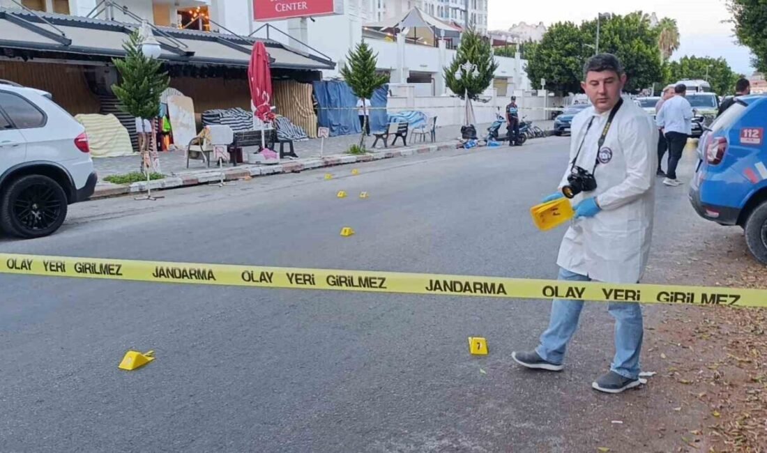 Antalya’nın Manavgat ilçesinde iş yerinin önünde oturan 2 kişiye motosikletli