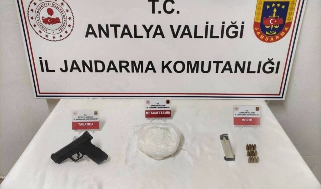 Antalya’da durdurulan 2 araçta 1 kilo 50 gram metamfetamin, 5