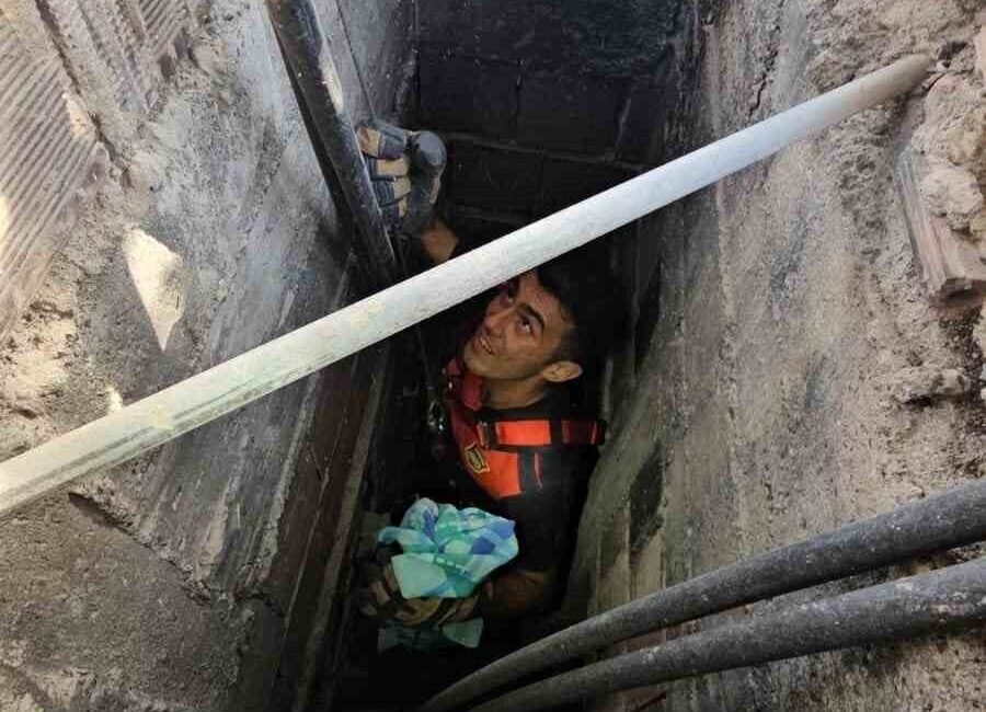 Hatay’da apartman boşluğunda mahsur kalan yavru kedi, itfaiye ekiplerinin çalışmasıyla