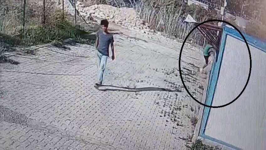 Hatay’da depremzede vatandaşın yaşadığı konteynere camdan girerek 30 saniye içerisinde