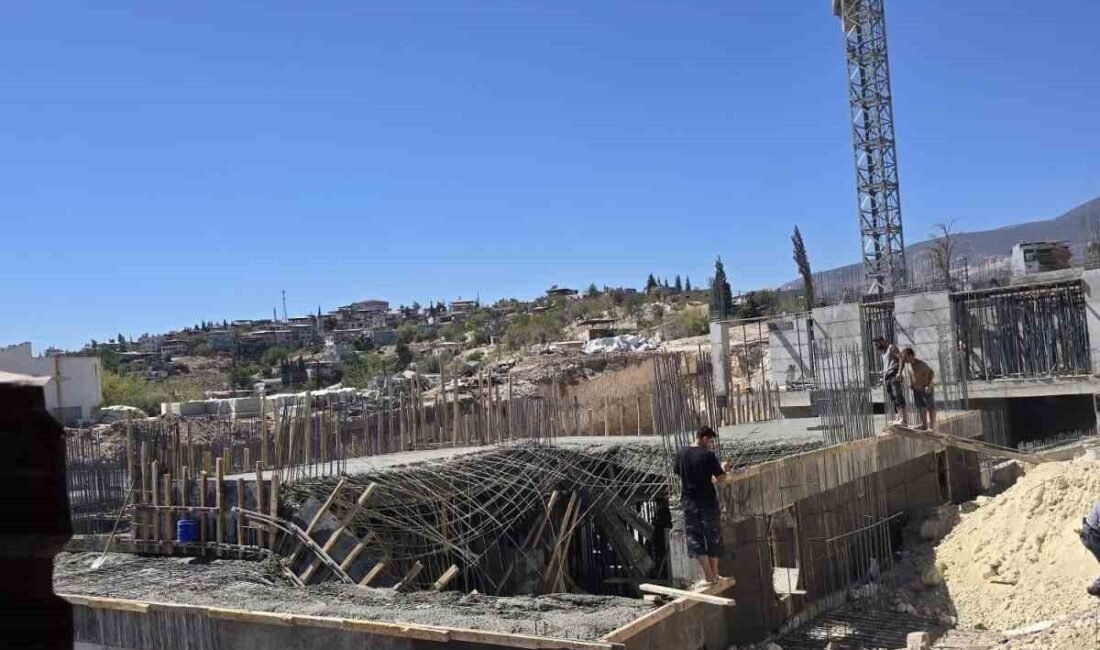 Hatay’da bir inşaatta binada beton dökümü esnasında tabla çöktü, çökme