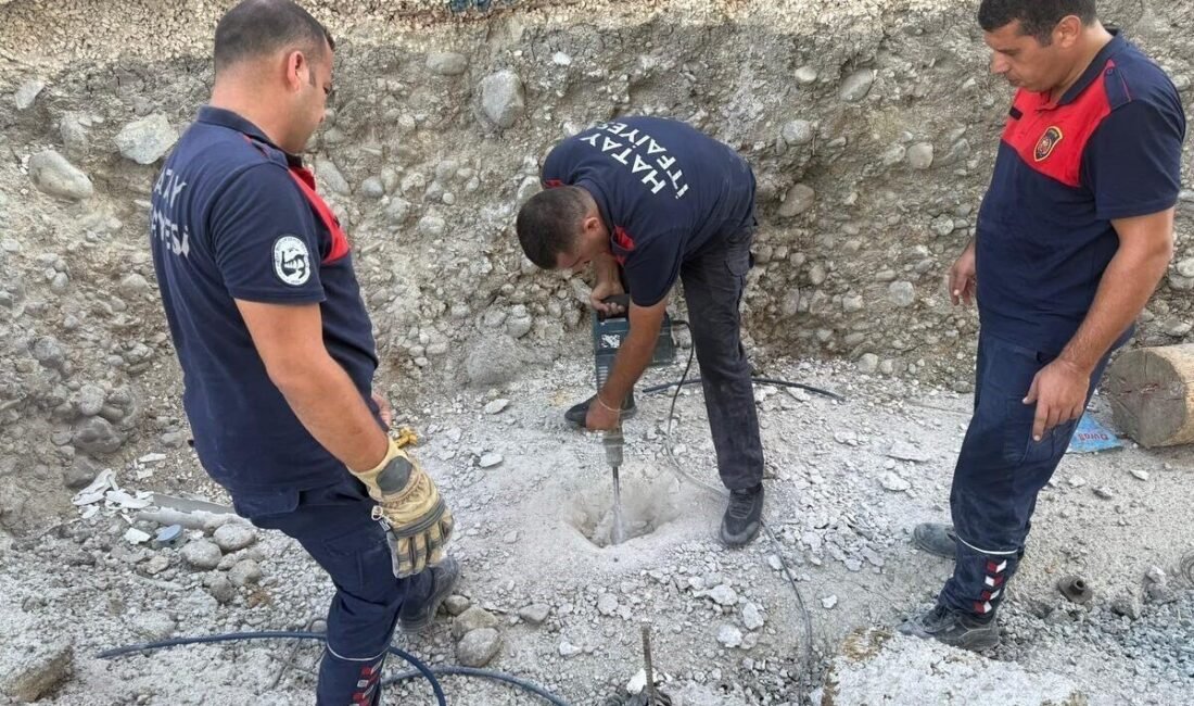 Hatay’da gider borusuna sıkışarak mahsur kalan yavru kedi, zeminin kırılmasıyla