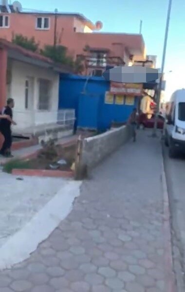 Adana’nın Seyhan ilçesinde bir kişi bıçaklandıktan sonra duvardan atlayıp kaçmaya