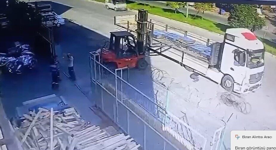 Adana’da bisikletiyle giderken park halindeki forkliftin çatalına çarpan 16 yaşındaki