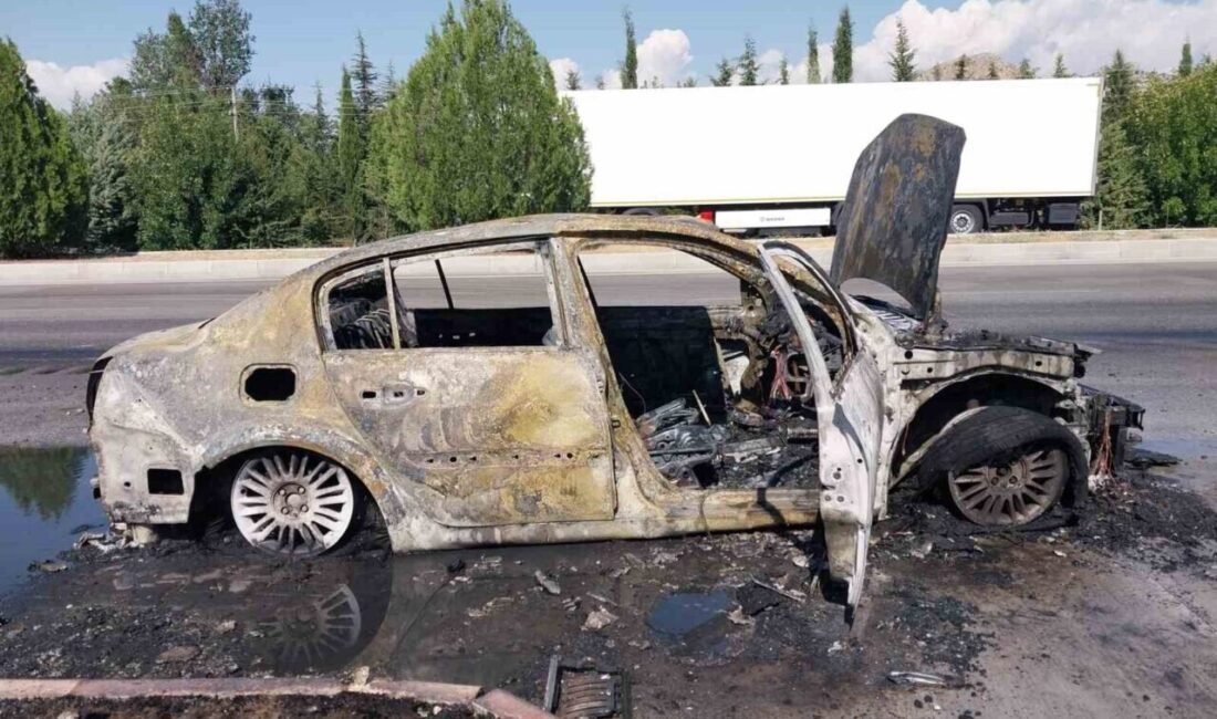 Burdur-Antalya kara yolunda otomobilde çıkan yangına itfaiye ekipleri müdahale ederken,