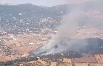 Burdur’un Ağlasun ilçesinde tarlada çıkan yangın ormanlık alana sıçradı. Yangına
