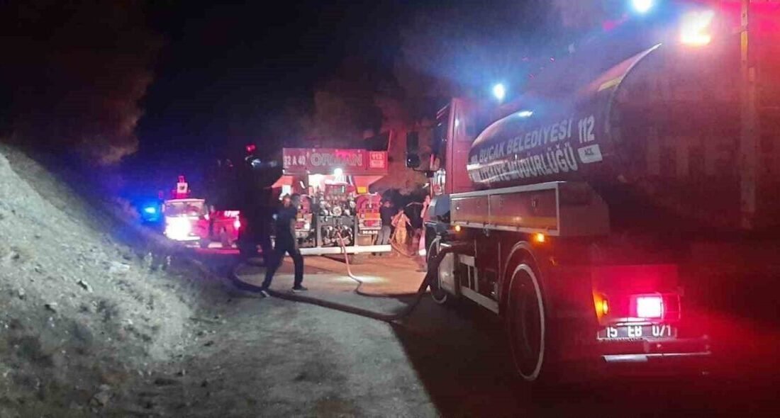 Burdur’un Bucak ilçesinde ormanlık alanda çıkan yangın, ekiplerin müdahalesiyle söndürüldü.