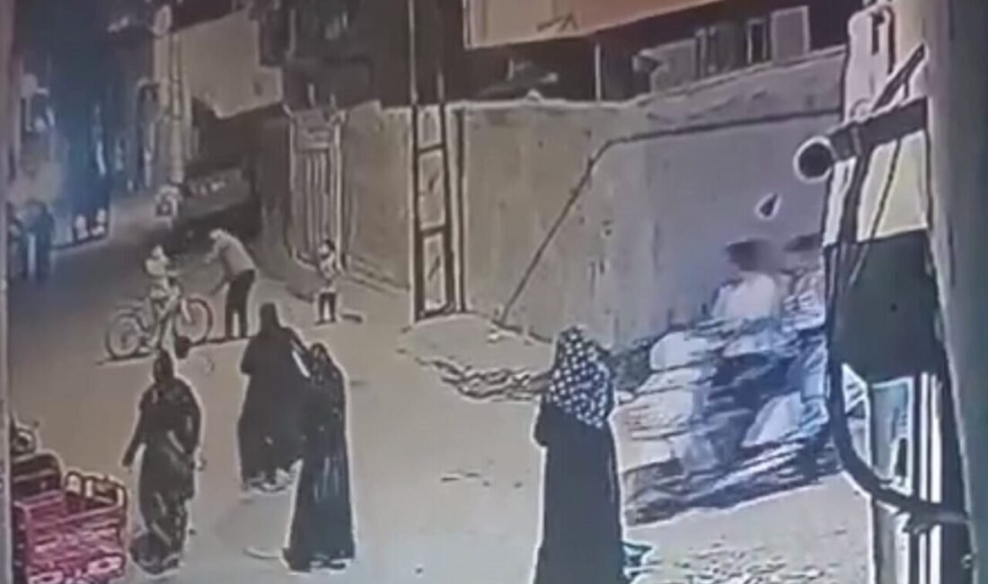 Adana’da sokakta oyun oynayan çocuklara sopayla saldıran şahıs gözaltına alındı.