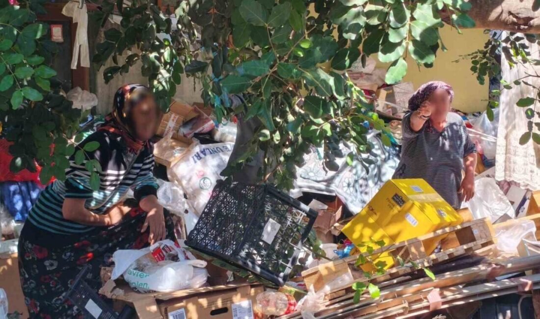 Antalya’nın Kepez ilçesinde belediye ekiplerince temizlenen iki farklı çöp evden
