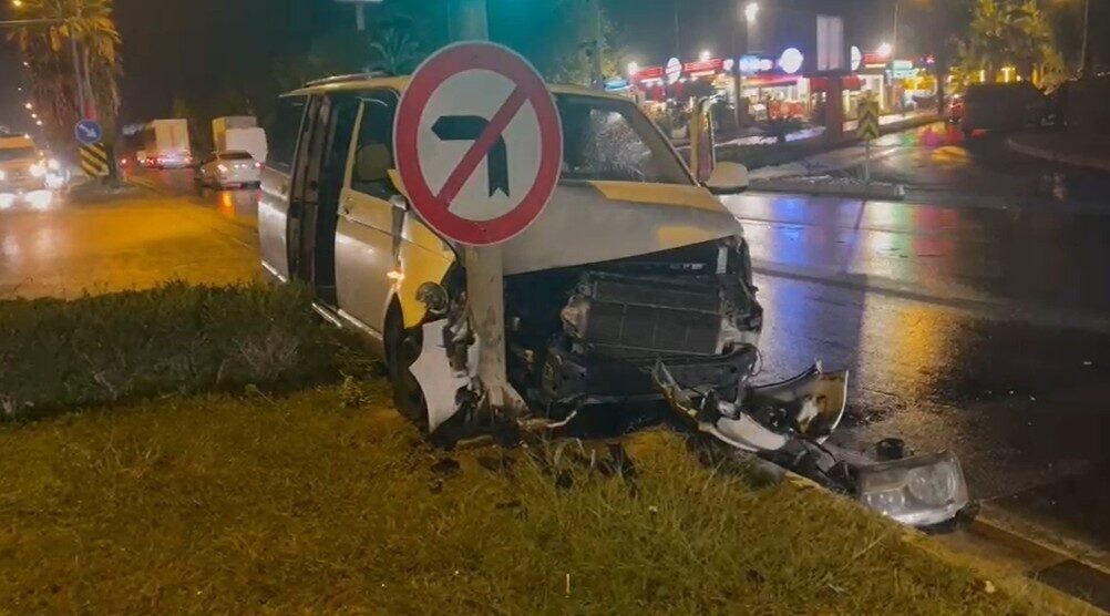 Antalya’da yağmur nedeniyle kayganlaşan yolda seyir hâlindeyken tırın çarpıp kaçtığı