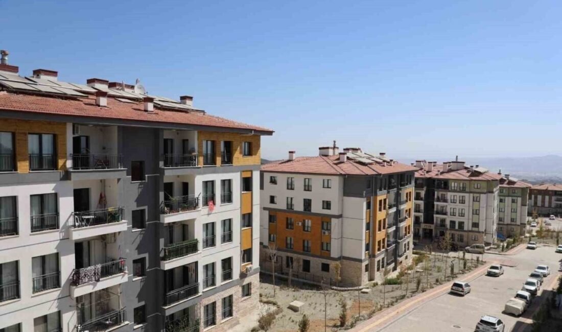 Hatay’da depremde evleri yıkılan afetzede aile, Çevre, Şehircilik ve İklim