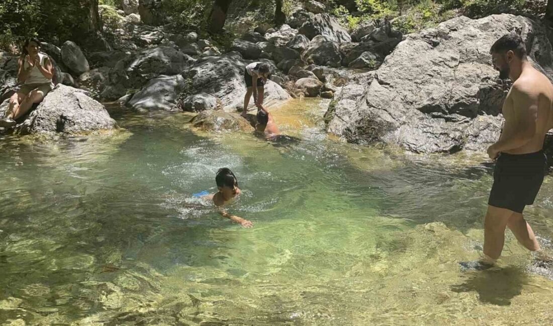 Osmaniye’nin Düziçi ilçesinde yer alan Kocakesme Şelalesi, eşsiz doğası ve