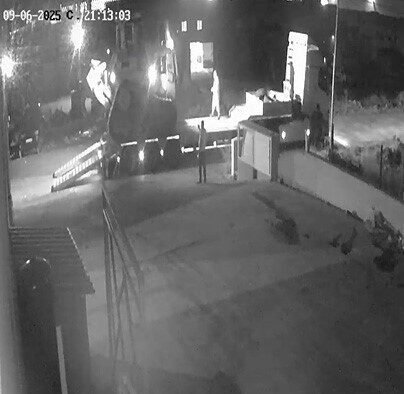 Muğla’da yaşayan Mehmet Arıkan, internetten ilana çıkardığı dozerini Adana’dan 3