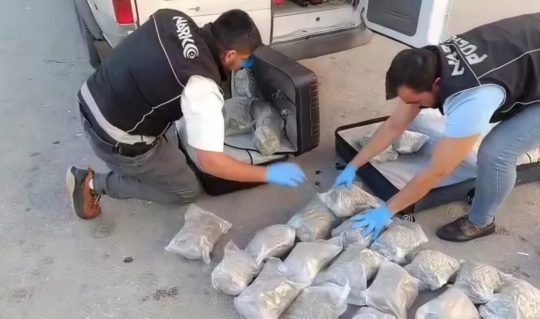 Mersin polisinin yaptığı çalışmada tespit edilip dronla takip edilen yolcu