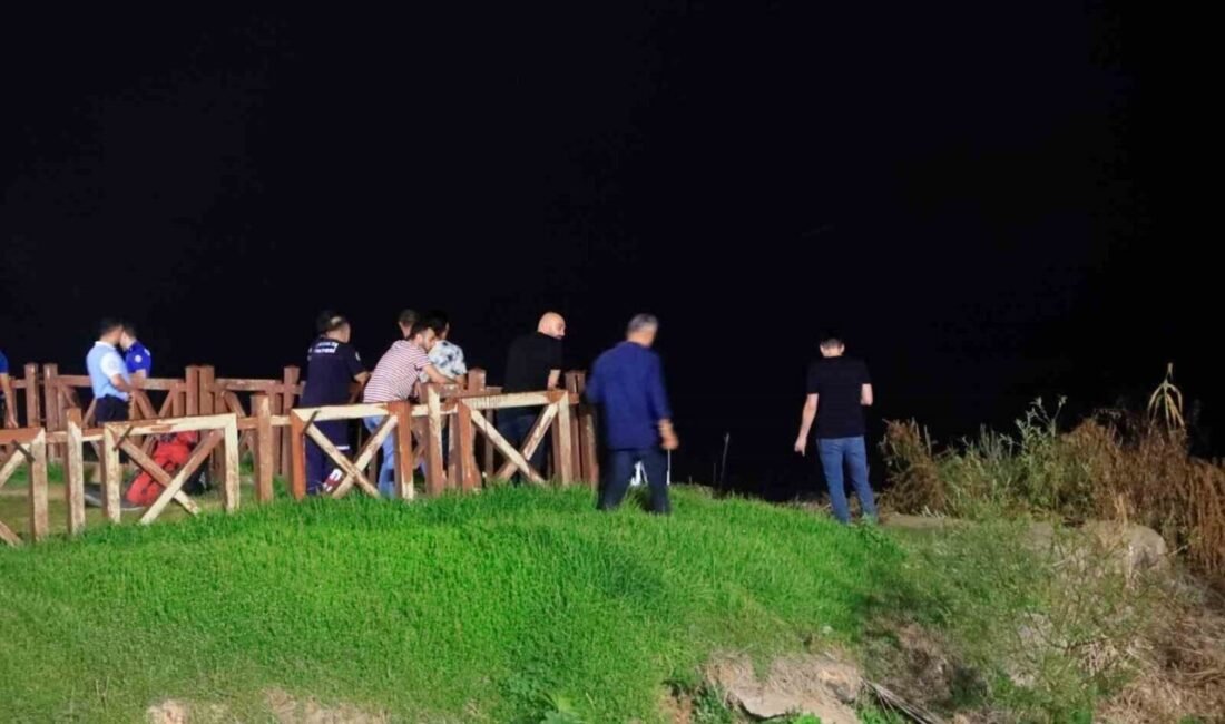 Antalya’da Düden Şelalesi’nin denize döküldüğü noktada çit kenarında bulunan bayan