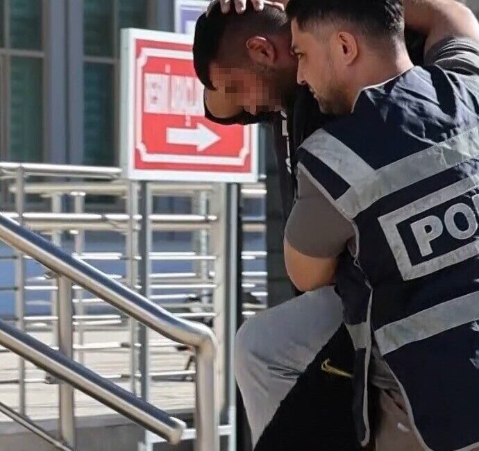 Adana’nın Kozan ilçesinde bir düğün salonu önünde Özcan Özçelik’i silahla