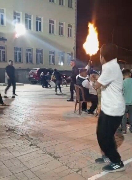 Kahramanmaraş’ta bir düğünde silahla havaya ateş açılan anlar kameraya yansıdı.
