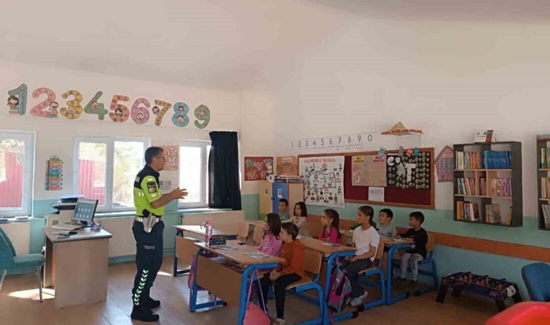 Isparta’nın Eğirdir ilçesine bağlı Tepeli Köyü İlkokulu’nda Jandarma Trafik Timi