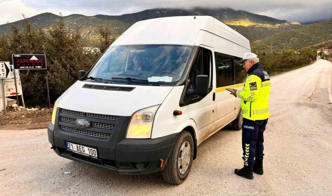 Isparta’nın Eğirdir ilçesinde jandarma trafik timleri tarafından yapılan yol kontrol