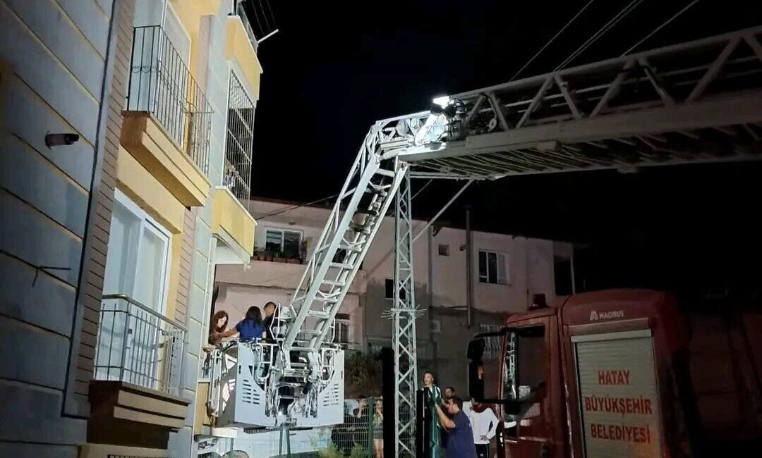 Hatay’da bir apartmanda elektrik panosundan çıkan yangında, binada yaşayan 50