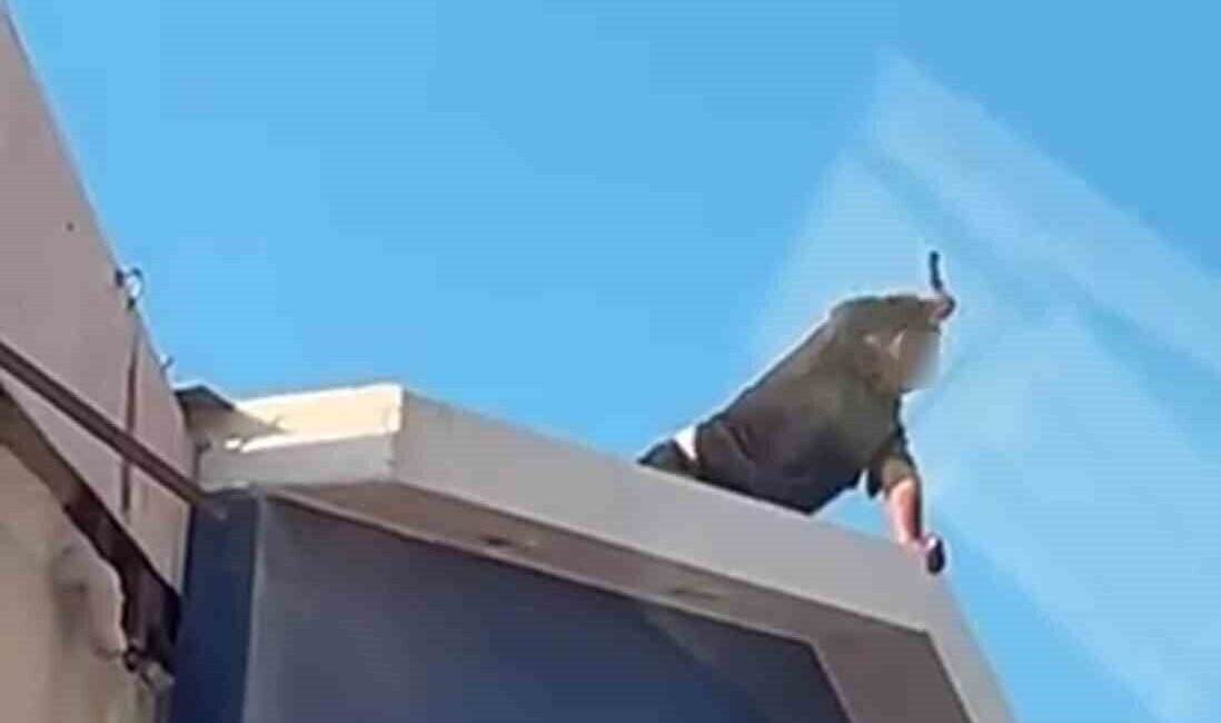 Hatay’da 2 katlı bir iş yerinin çatısına çıkarak kendine zarar