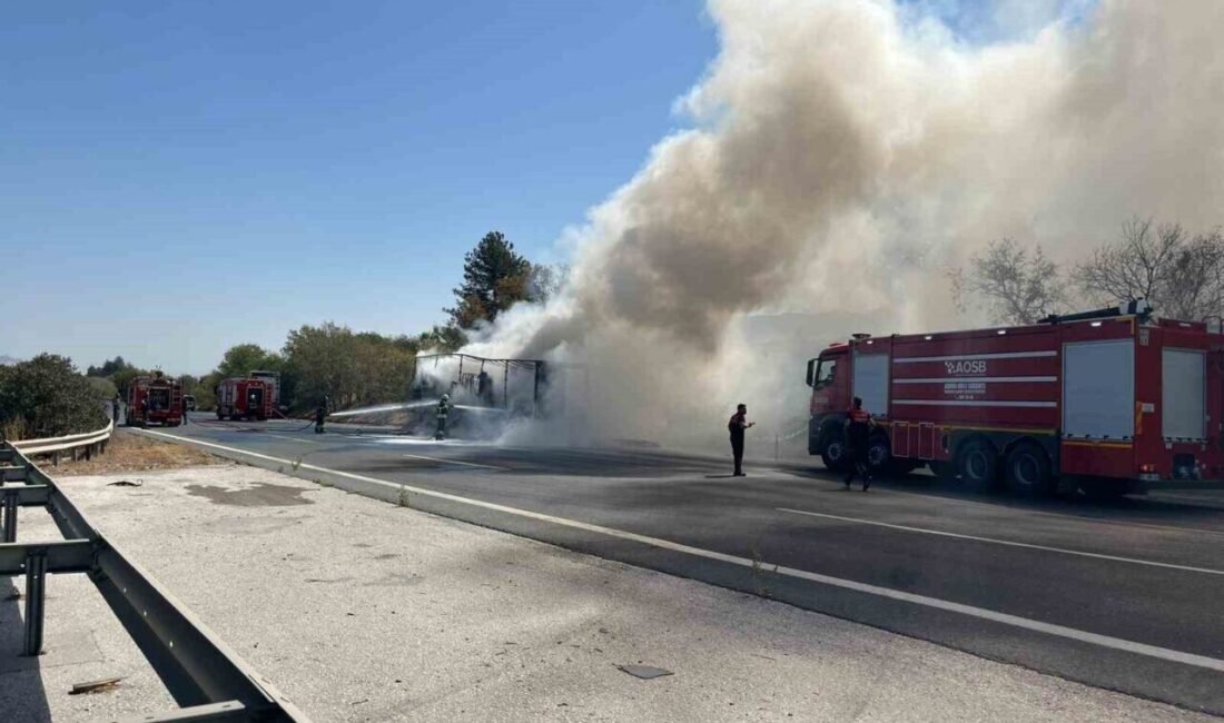 Adana’da otoyolda ev eşyası yüklü tır alev alev yandı, bölgede