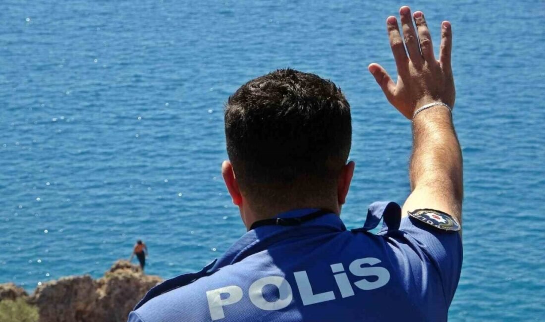 Antalya’da yaklaşık 20 metre yükseklikteki falezlere çıkıp denize atlayış gerçekleştirmek