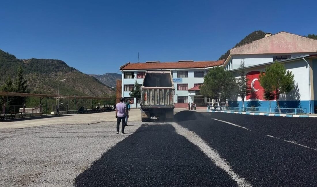 Adana’nın Feke ilçesinde Lütfiye Ayşe Baytok Ortaokulu bahçesi asfaltlanarak kullanıma